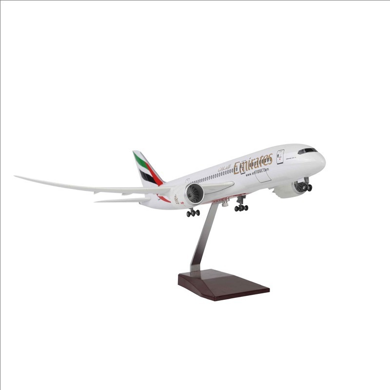 Model Airplane Plastic - 787 نموذج طائرة الإمارات واقعية الضوء
